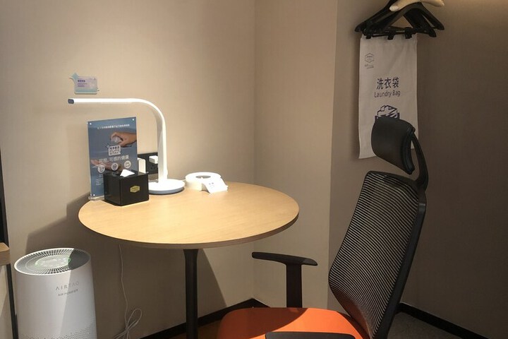 Room 10 of 42