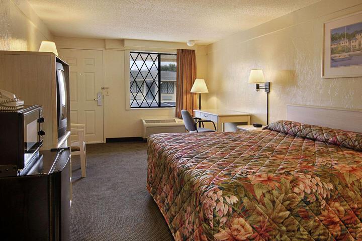 1 King Bed (1 of 14)