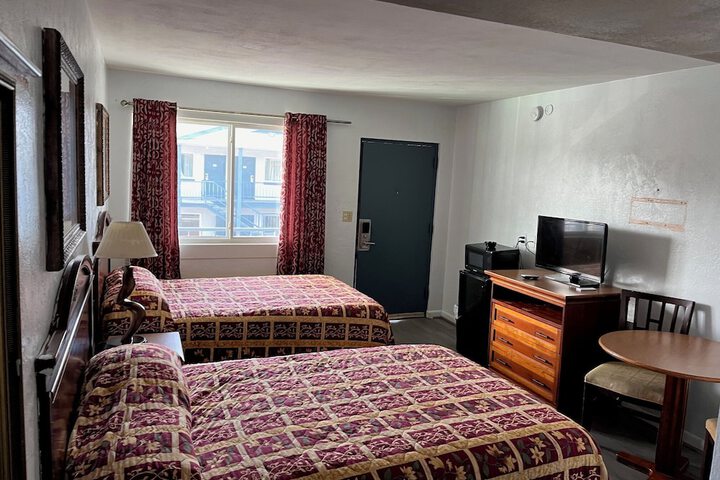 Room 4 of 9