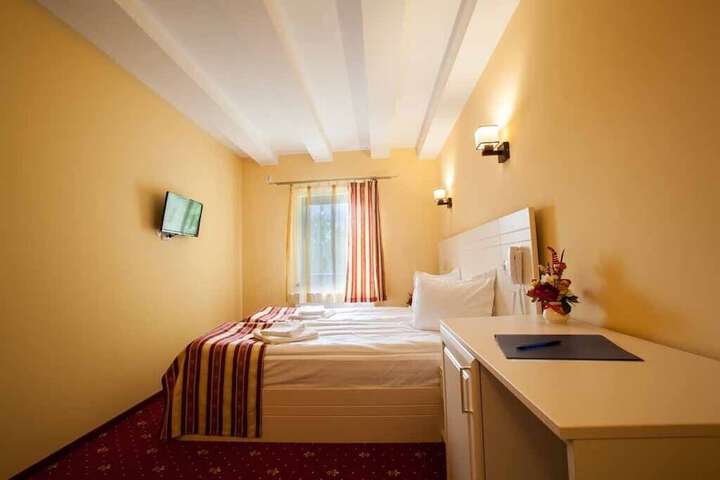 Room 6 of 24