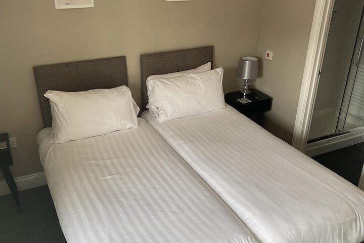 Room 27 of 193