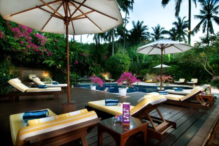 Hotel with Pool