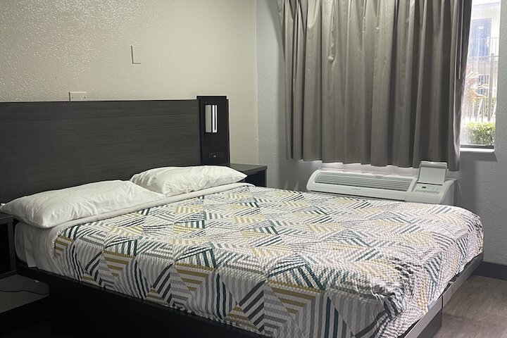 1 Queen Bed (17 of 21)