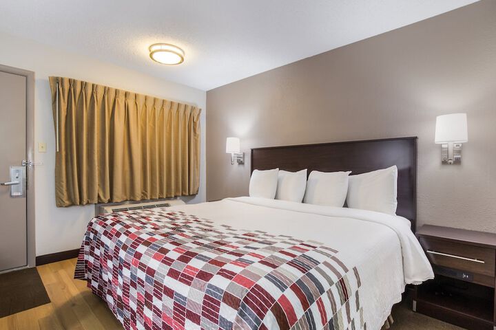 1 King Bed (4 of 20)