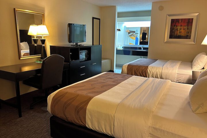 1 Queen Bed Upgrade (16 of 30)