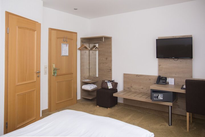 Room 5 of 40