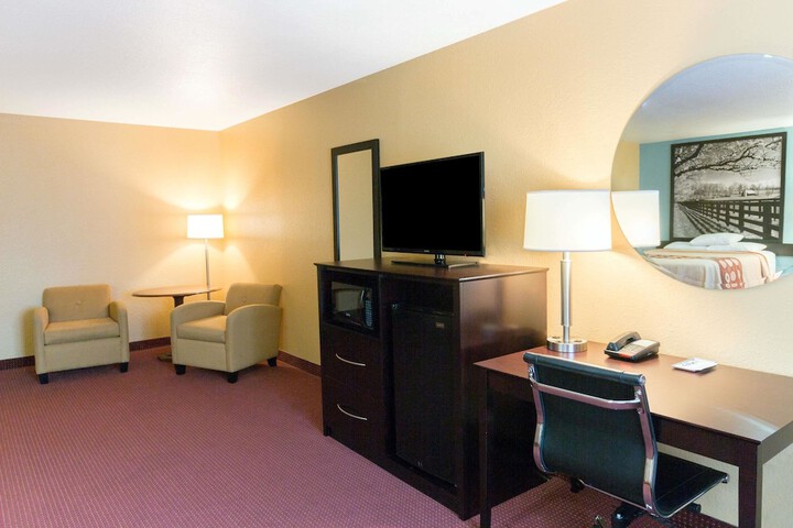 1 Queen Bed (6 of 29)