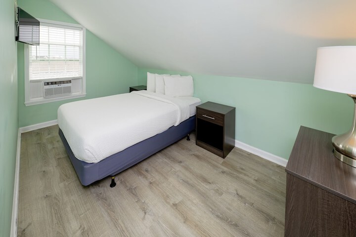 Standard King Bed Exterior Entrance (10 of 29)