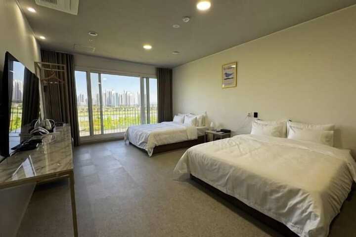 Room 6 of 50