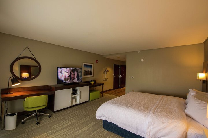 King Accessible Room with Refrigerator Non-Smoking (5 of 27)