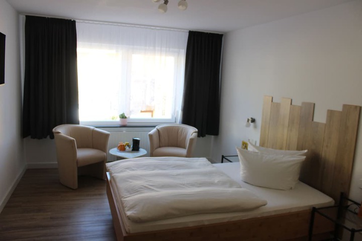 Room 27 of 81
