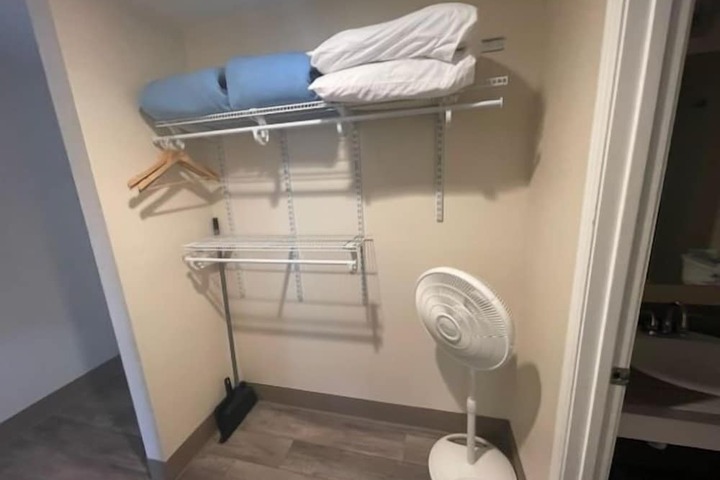 Room 34 of 136