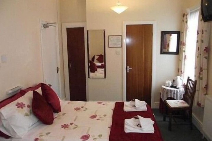 Room 6 of 15