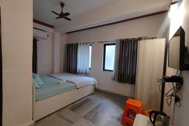 Room 5 of 11