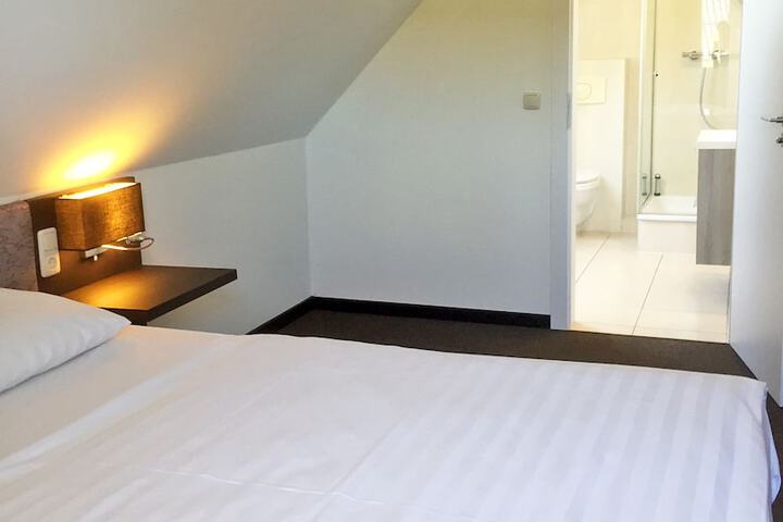Room 3 of 83