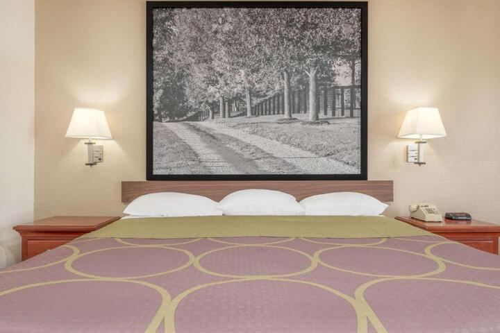 1 King Bed Deluxe Room (8 of 10)