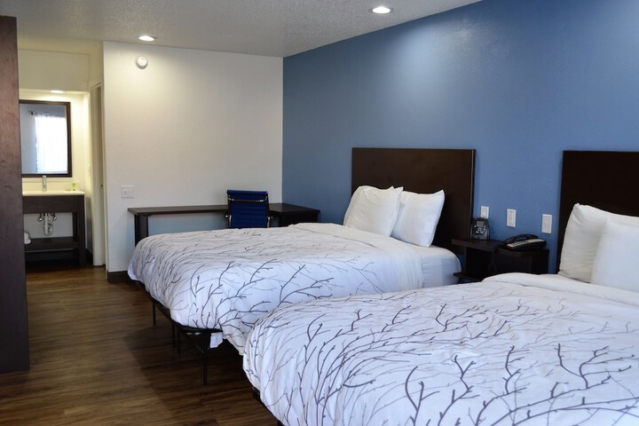 2 Queen Beds (5 of 13)