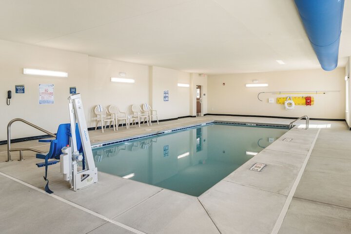 Swimming pool at Cobblestone Hotel & Suites - Newport