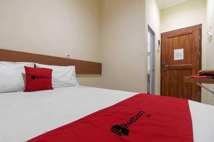 Exterior of RedDoorz at Jalan Jenderal Sudirman Palembang 2