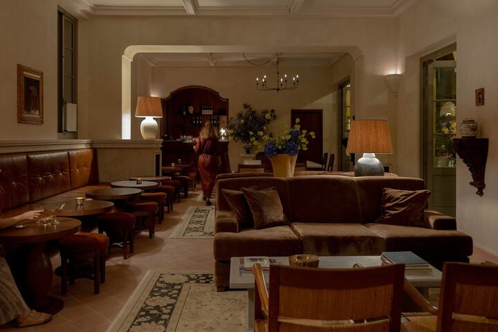 Lounge 159 of 187