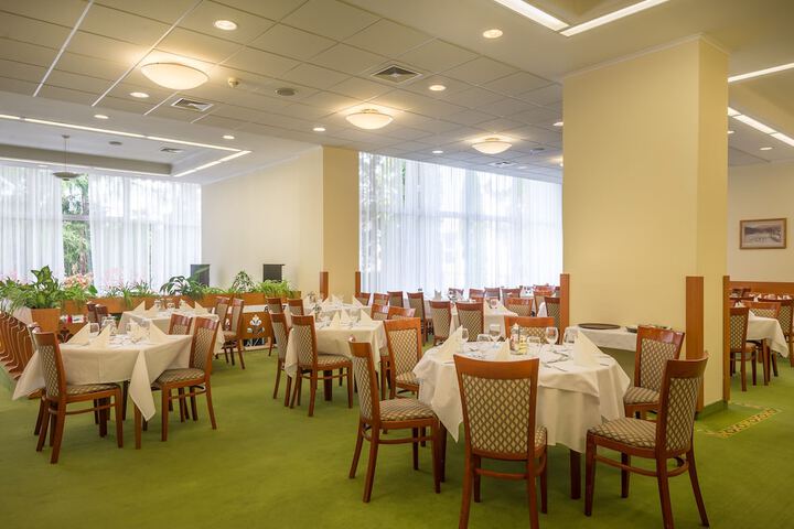 Dining 25 of 42