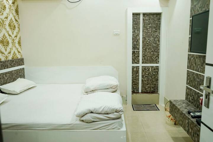 Room 11 of 16