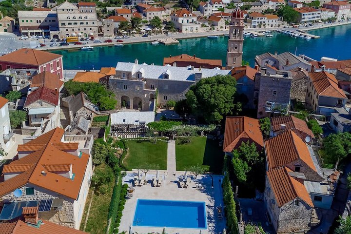 Puteus Palace Brac