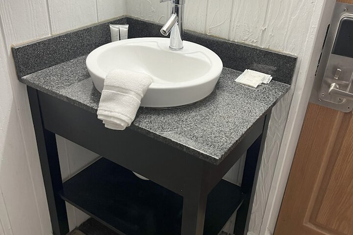 Classic 2 Double Beds Private Bathroom (3 of 13)