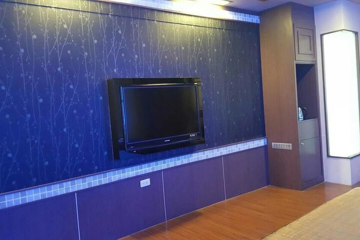 Room 8 of 14