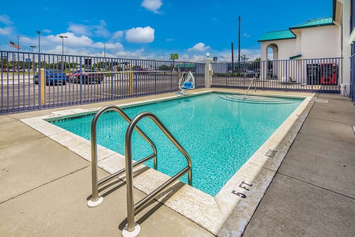 Hotel Pool