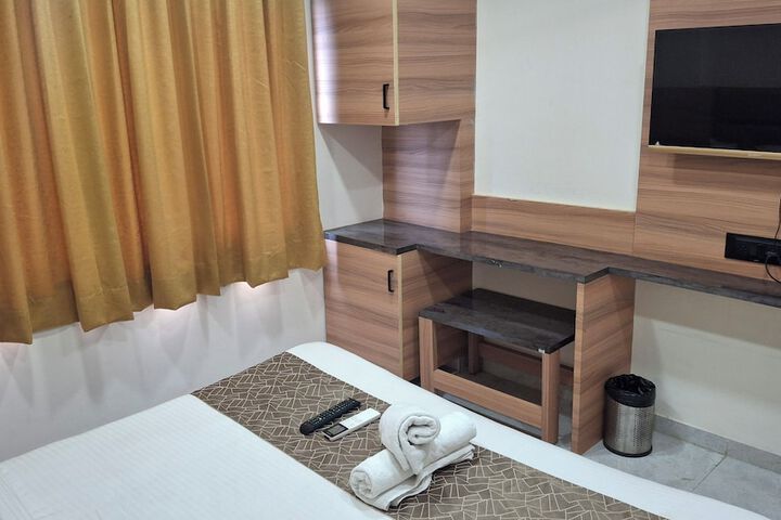 Room 9 of 33