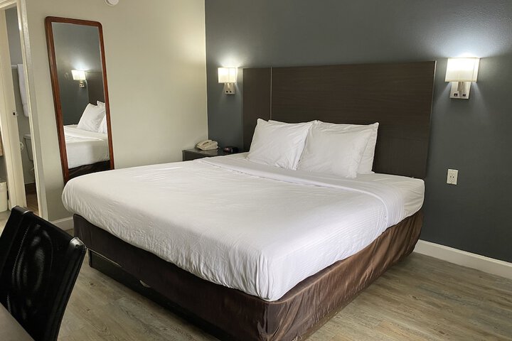 1 King Bed (4 of 13)