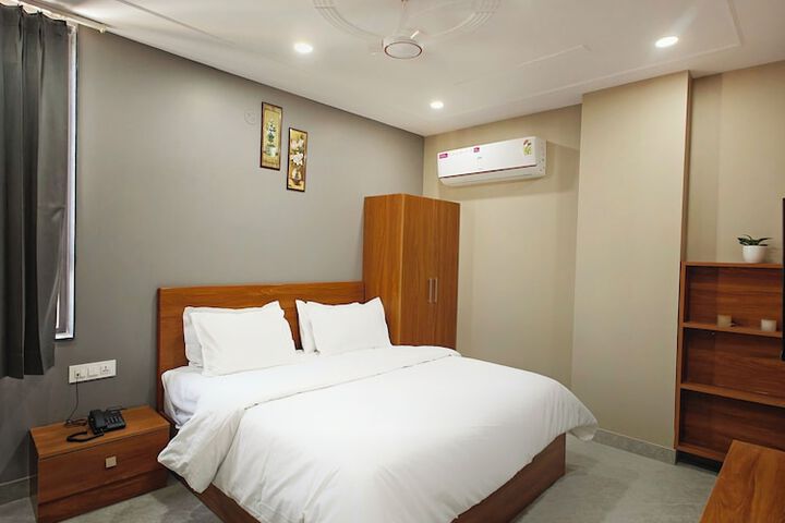 Room 5 of 12