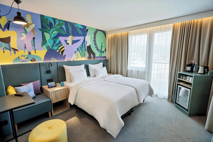 Room 25 of 106