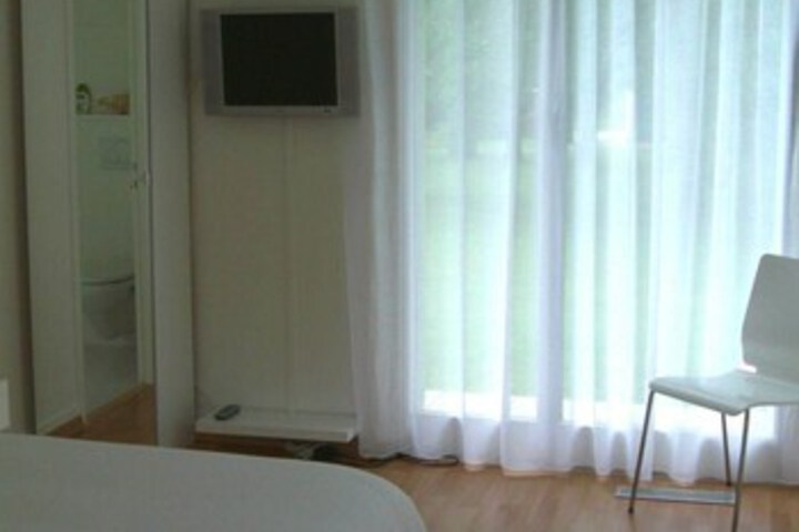 Room 13 of 16