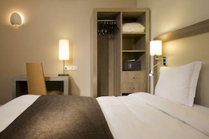 Room 17 of 46