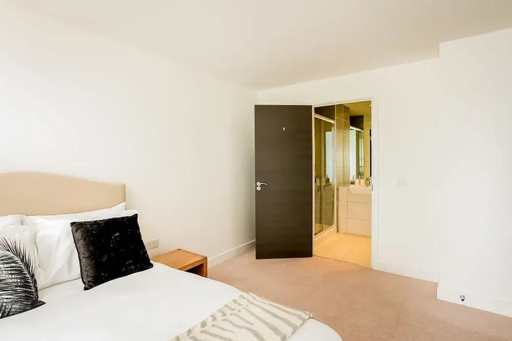 Room 4 of 18