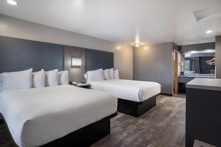 2 Queen Beds Microwave and Refrigerator WiFi Continental Breakfast (11 of 11)