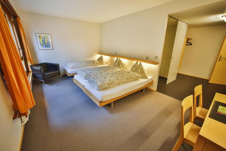 Room 4 of 11