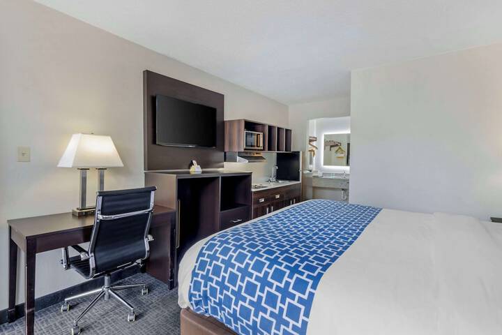 1 King Bed Efficiency (9 of 11)