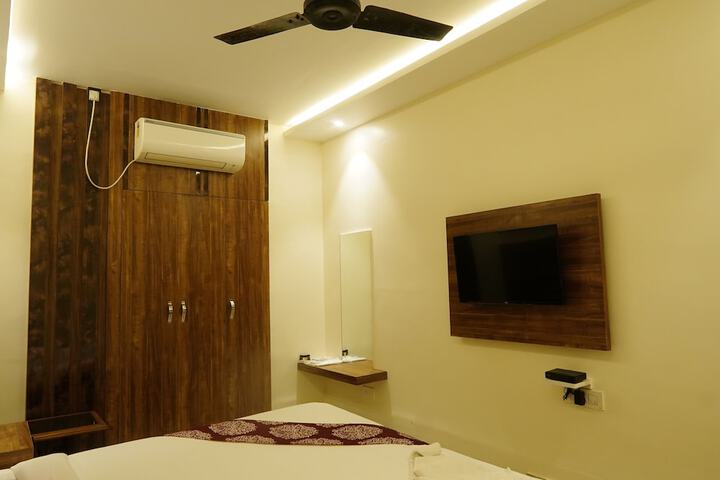 Room 6 of 32