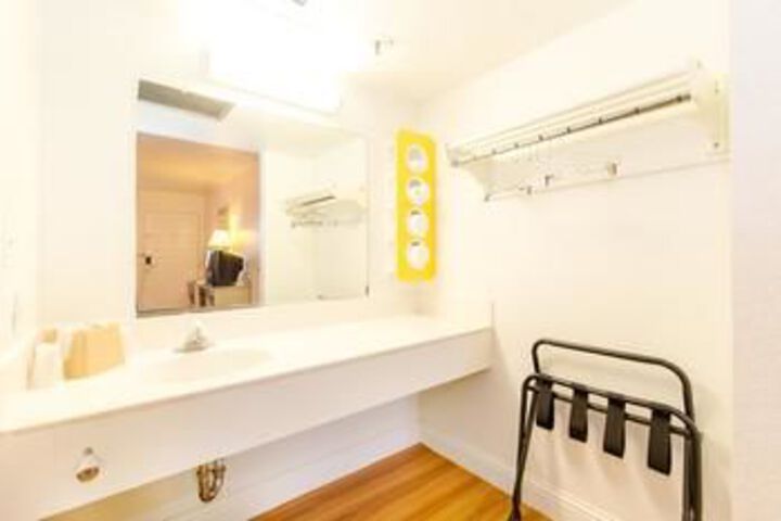 Room 10 of 42