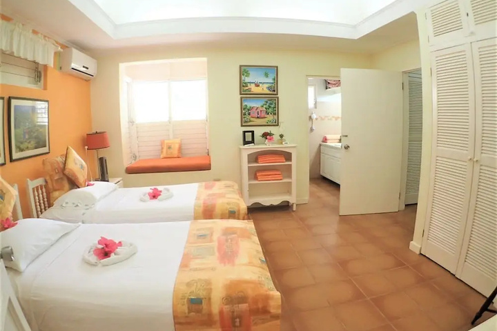 Room 5 of 9