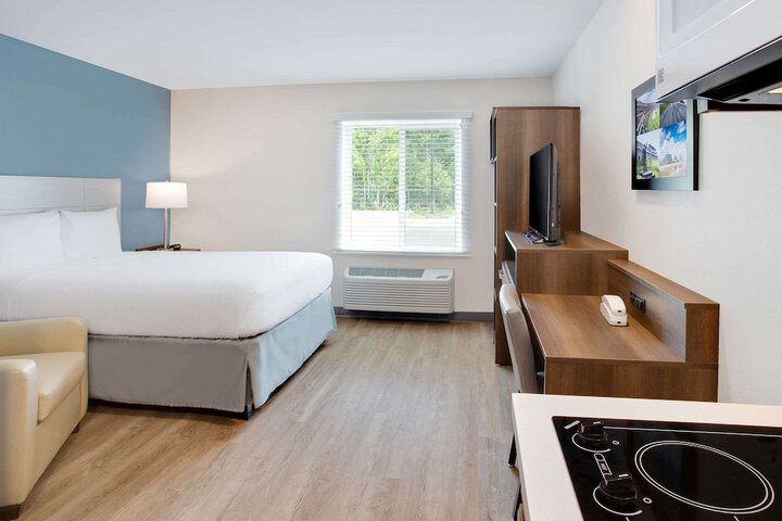1 Queen Bed (2 of 12)