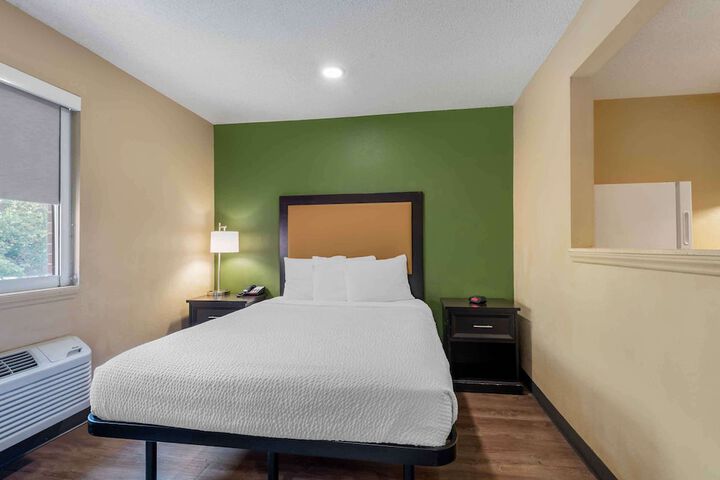 1 Queen Bed (7 of 14)