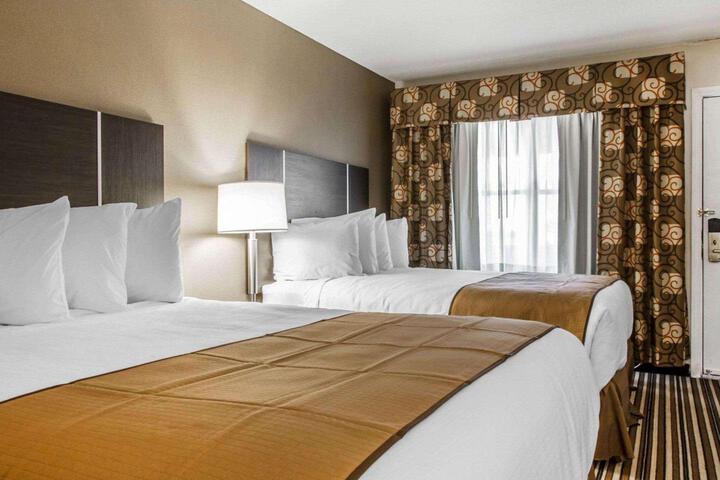 1 Queen Bed (16 of 28)