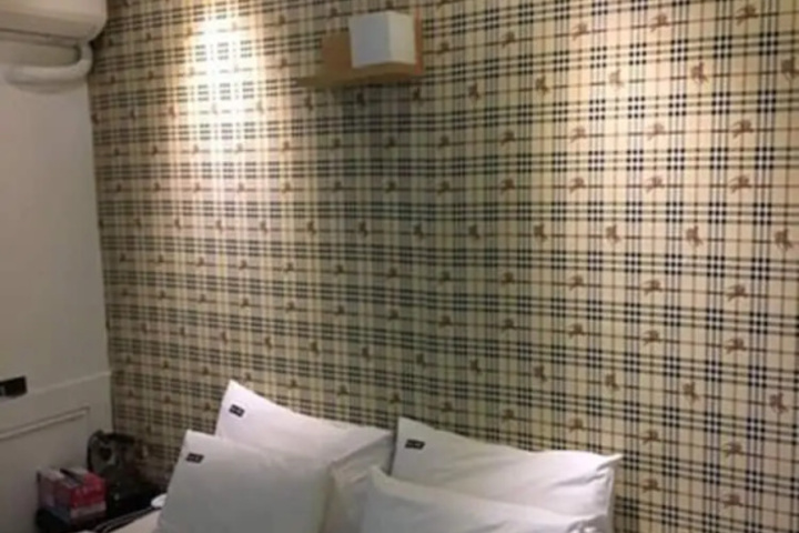 Room 6 of 13