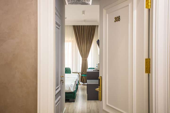 Room 4 of 37