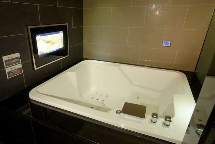 Hot Tub 83 of 107