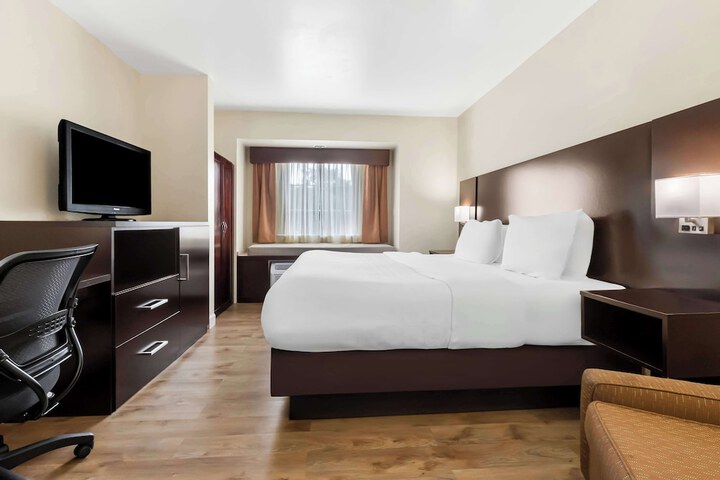 1 King Bed Microwave and Refrigerator WiFi Full Breakfast (7 of 9)